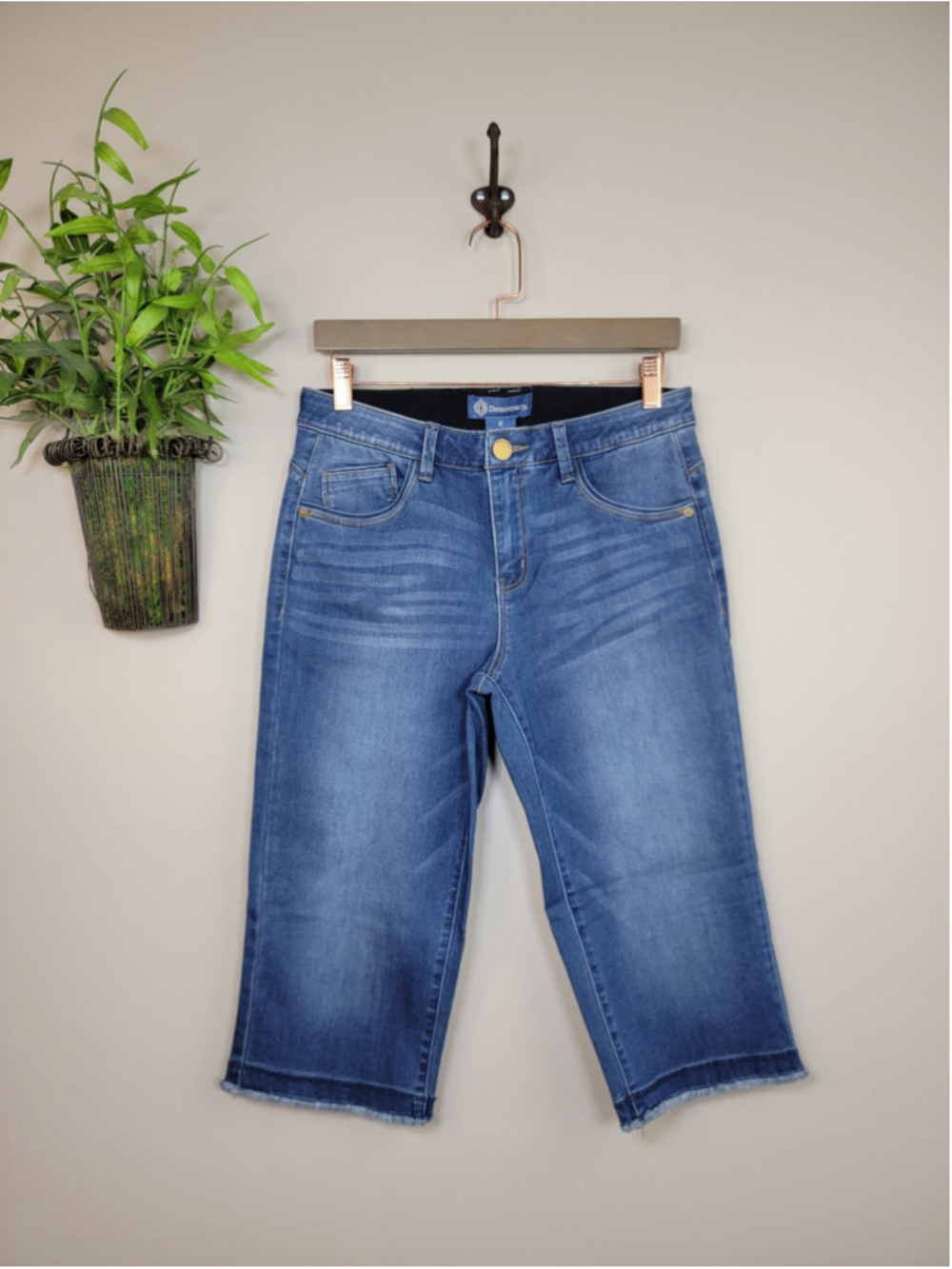Democracy 6 AB Solution Skimmer Capri Jeans Medium Blue Mid Rise Shorts Frayed